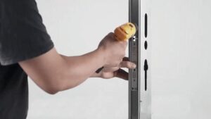 Khi lắp khóa cần nhớ chuẩn bị thiết bị, dụng cụ đầy đủ