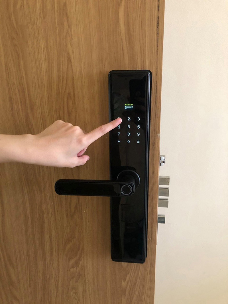Có thể dùng mật mã, chìa khóa cơ để mở khóa khi hết pin