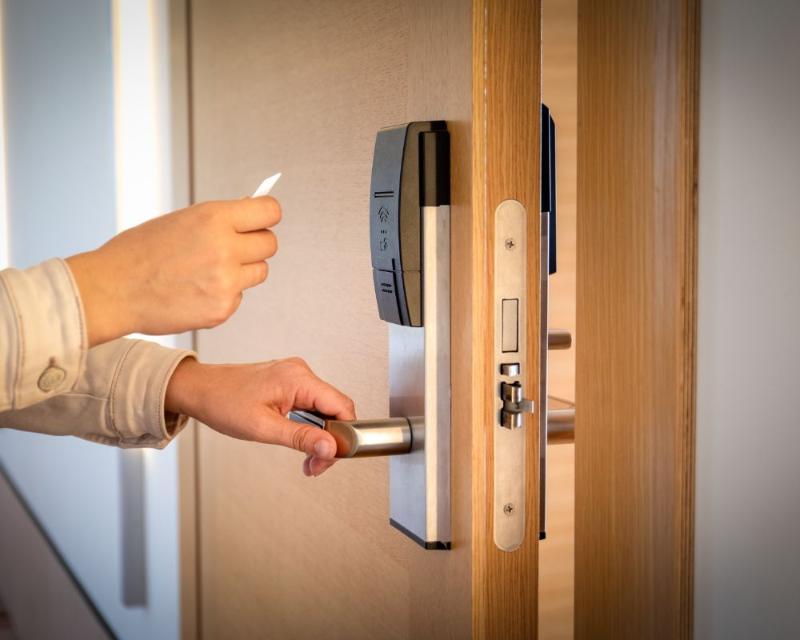 Khóa từ khách sạn phải sử dụng đúng cách