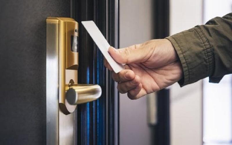Lợi ích sử dụng khóa từ khách sạn so với khóa truyền thống là gì?