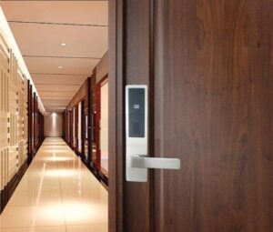 Khóa chốt có chi phí thấp hơn khóa từ khách sạn.
