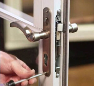 Cách thay khóa cửa gỗ với ổ khóa tay gạt