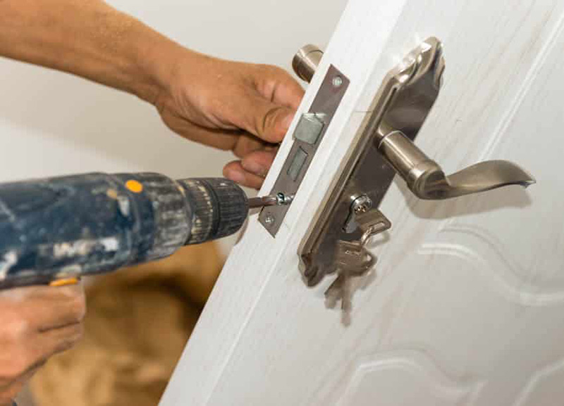 Cách thay khóa cửa tay gạt