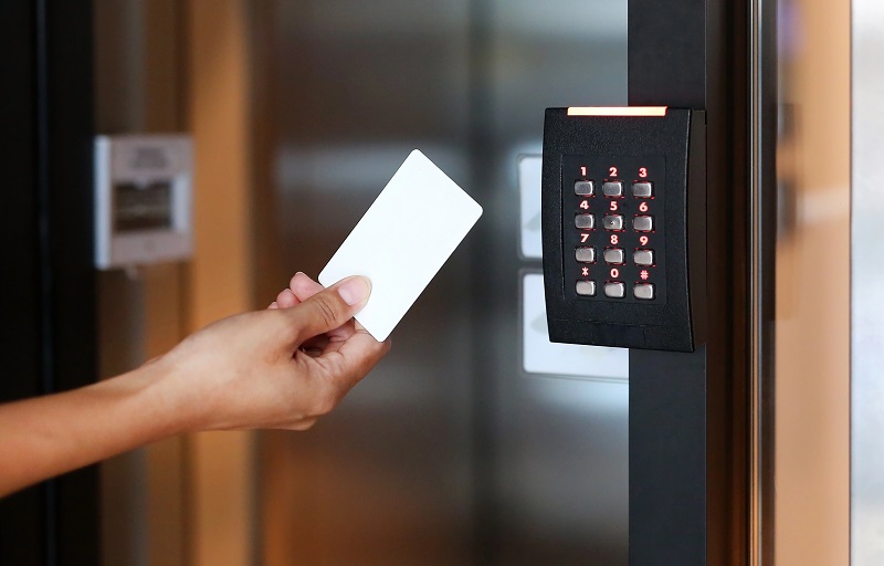 Thẻ từ cửa ra vào là một chiếc thẻ nhỏ làm bằng nhựa, được sử dụng để kiểm soát việc ra vào