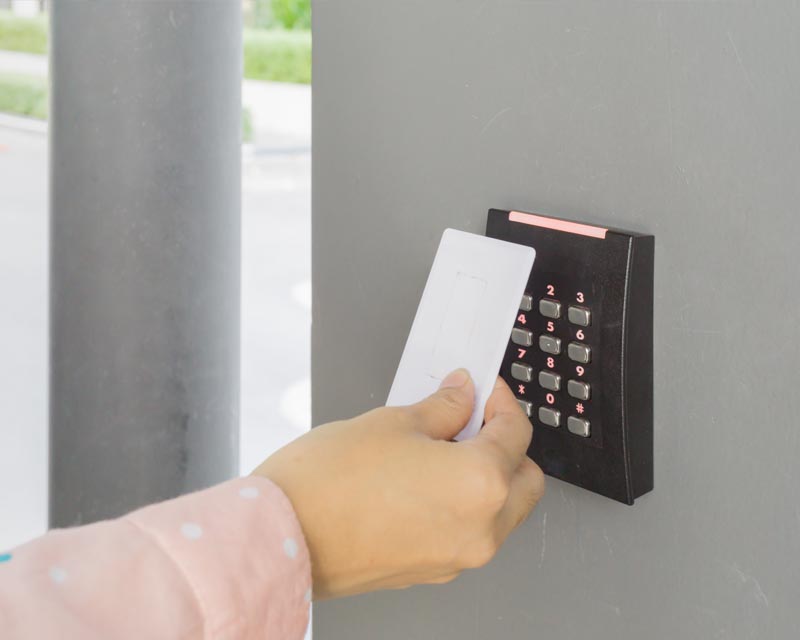 Ưu điểm khi sử dụng khóa cửa thẻ từ là hiện đại, tiện lợi và linh hoạt