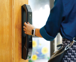 Khi mở khóa vân tay chỉ cần đặt ngón tay đã đăng ký lên cảm biến là khóa sẽ mở sau vài giây