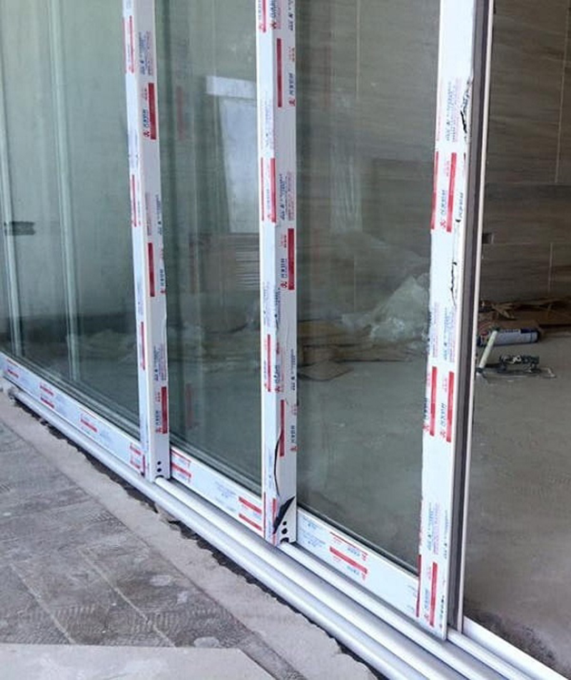 Cửa bị kẹt trên đường ray
