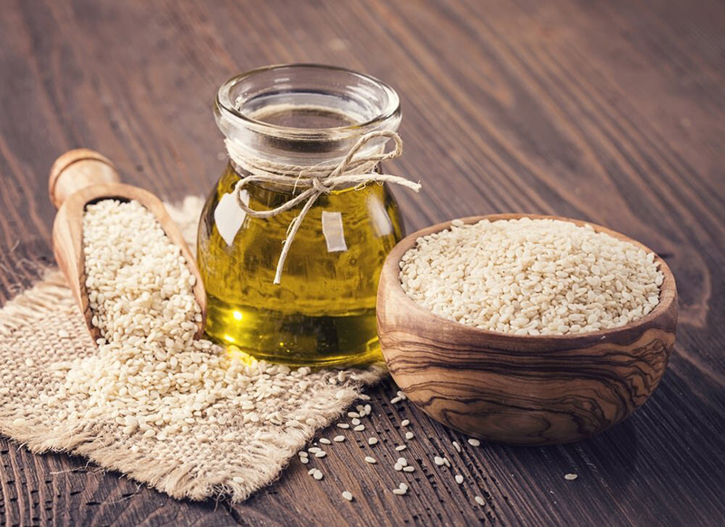 Lau sạch ổ khóa bằng vải khô với dầu mè hoặc dầu đậu nành