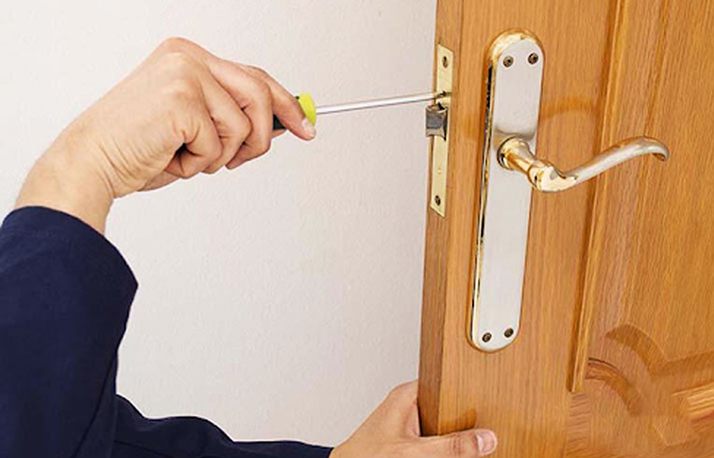 Lắp đặt khóa tay gạt đúng cách
