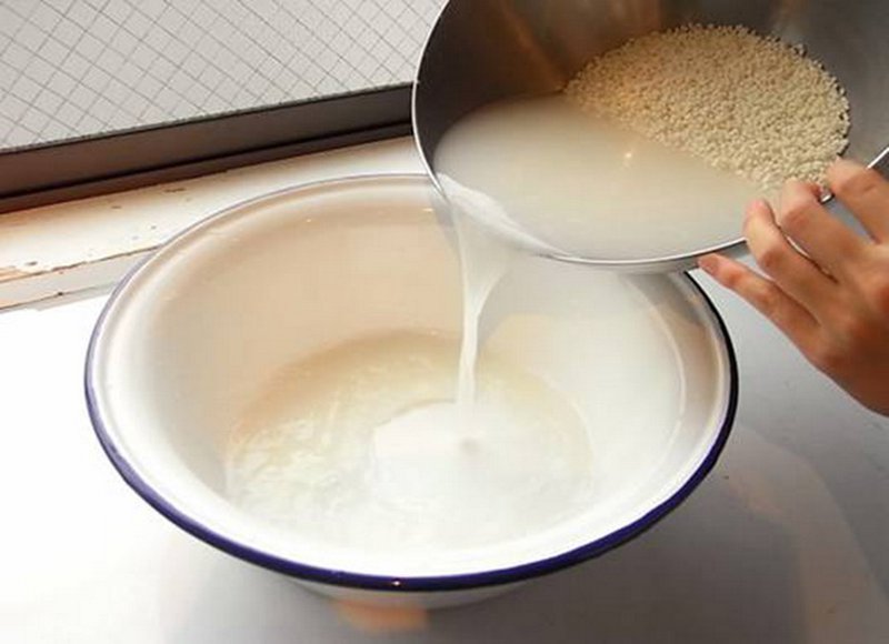 Ngâm ổ khóa trong nước gạo